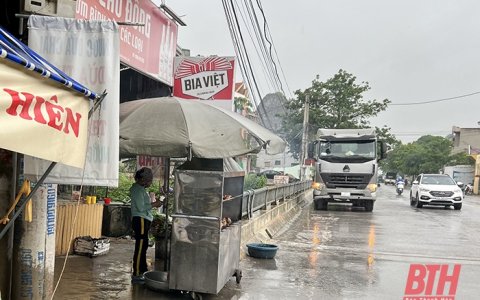 TIỀM ẨN NGUY CƠ MẤT AN TOÀN VỆ SINH THỰC PHẨM TẠI CÁC HÀNG, QUÁN VỈA HÈ